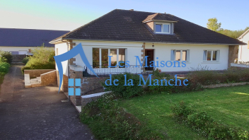 maison avec une vue dégagée sur la campagne proche d'Avranches