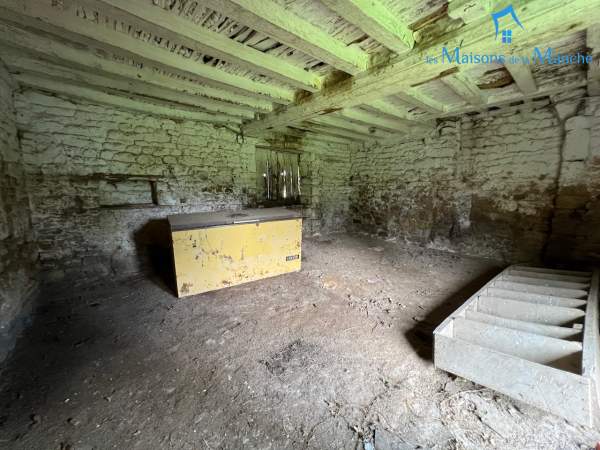 Bâtiment en pierre couvert en ardoise