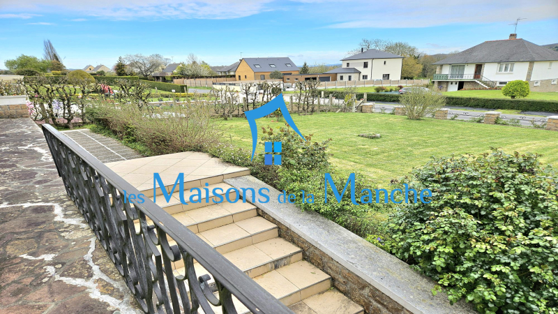 maison avec une vue dégagée sur la campagne proche d'Avranches