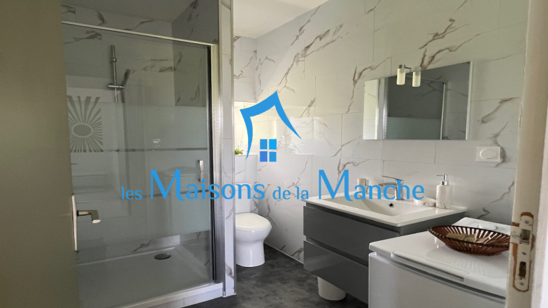 Maison de trois logements indépendants proche Brécey