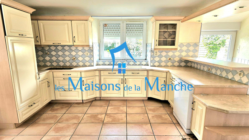 Maison de bourg en pierre + grand garage