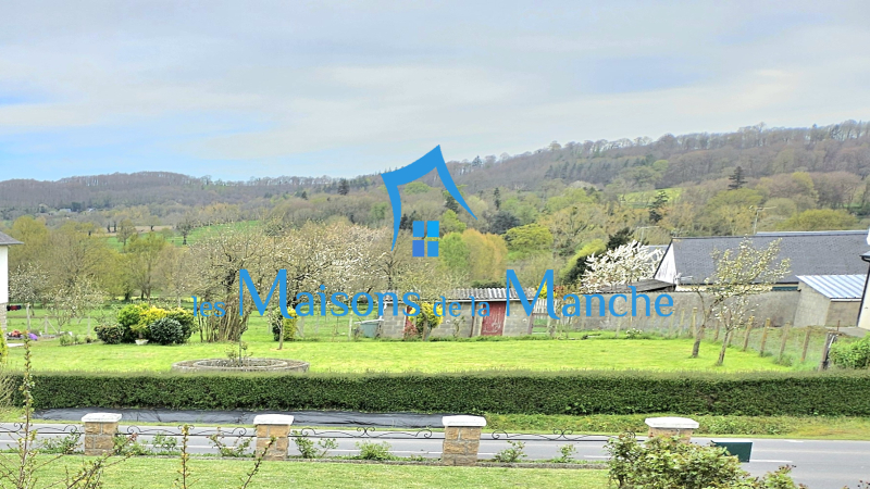 maison avec une vue dégagée sur la campagne proche d'Avranches