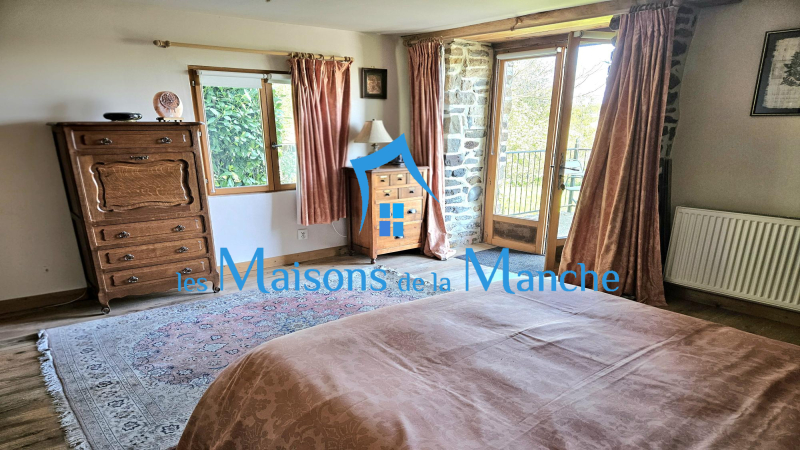 Magnifique maison normande en pierre avec dépendances sur un terrain arboré de plus de 8 000 m²