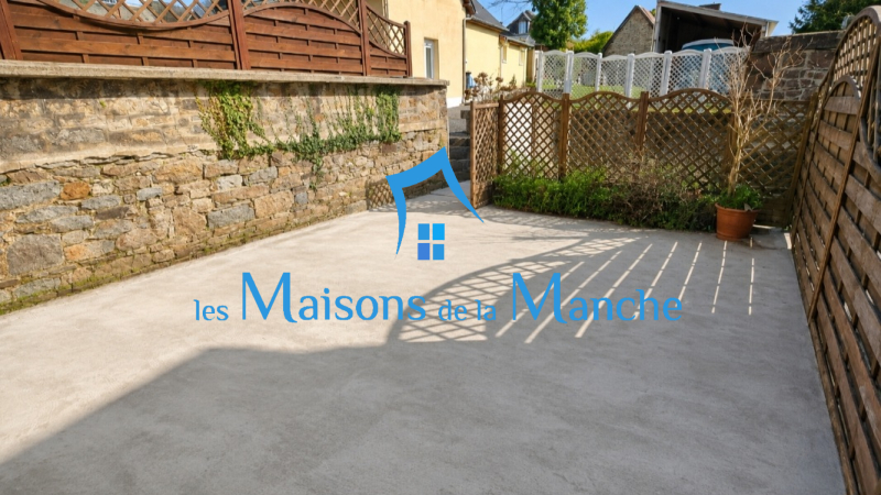 Maison de caractère en pierre avec terrasse, cour intime et ancien local commercial : un bien aux multiples possibilités !