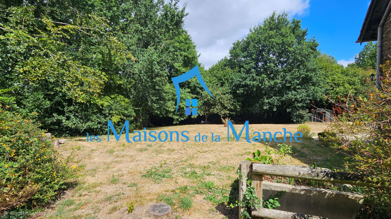 Maison de caractère en pierre avec jardin arboré et ancien four à pain – Brécey