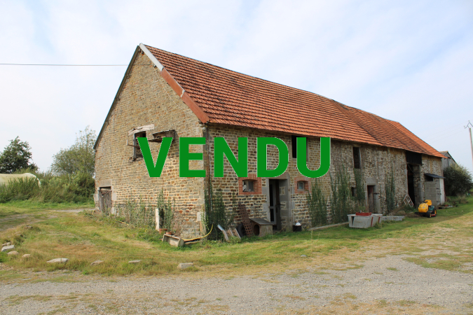 Grand ensemble de bâtiments (partie habitation 121 m²) + annexes 163 m² + hangar et atelier 310 m²