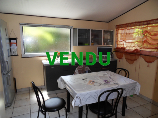 Immeuble avec commerce (bar) et appartement,