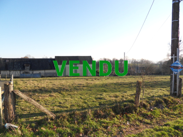 Bâtiment à transformer en habitation et/ou terrain à construire à environ 6 km de BRECEY