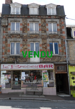 Immeuble avec commerce (bar) et appartement,