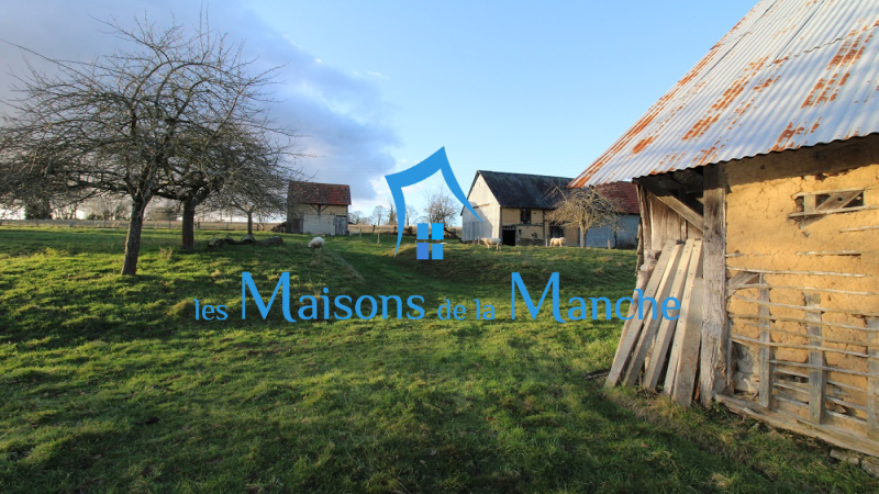 Ensemble de bâtiments à rénover en campagne