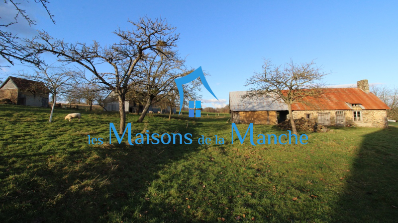 Ensemble de bâtiments à rénover en campagne