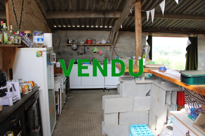 Grand ensemble de bâtiments (partie habitation 121 m²) + annexes 163 m² + hangar et atelier 310 m²