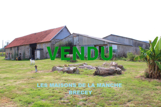 Grand ensemble de bâtiments (partie habitation 121 m²) + annexes 163 m² + hangar et atelier 310 m²