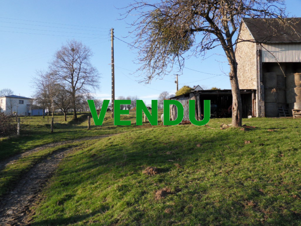 Bâtiment à transformer en habitation et/ou terrain à construire à environ 6 km de BRECEY