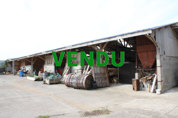 Grand ensemble de bâtiments (partie habitation 121 m²) + annexes 163 m² + hangar et atelier 310 m²